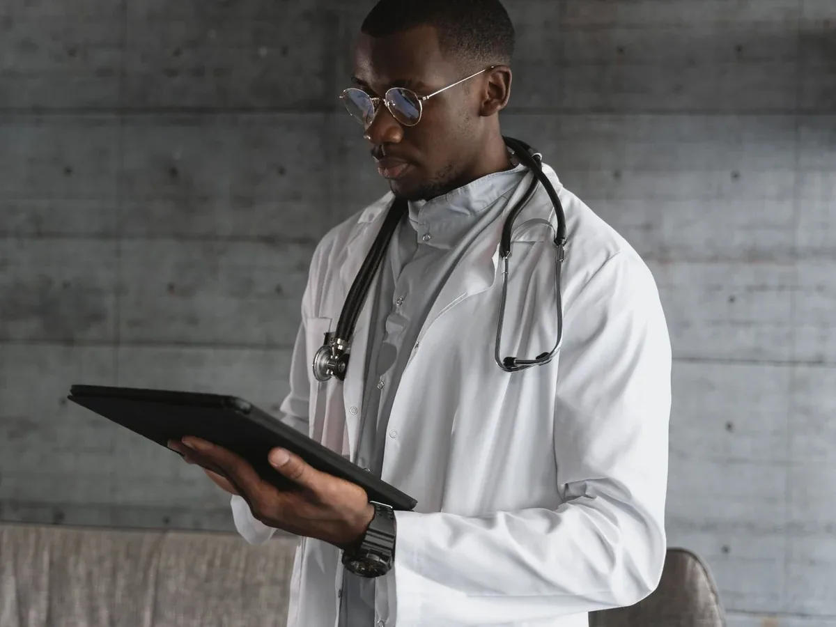 Physician reviewing and signing the note